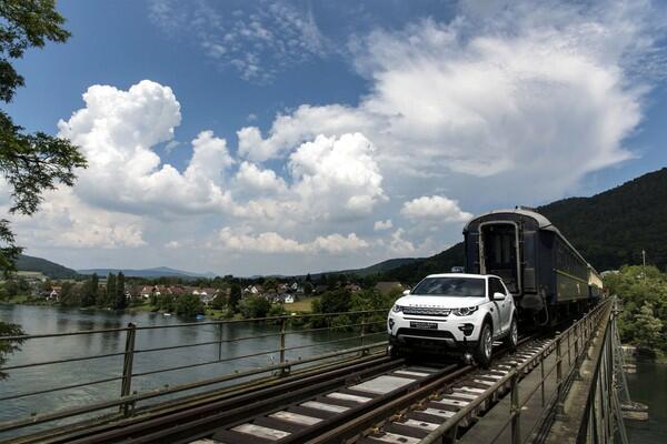 Mobil Menarik Kereta di Swiss