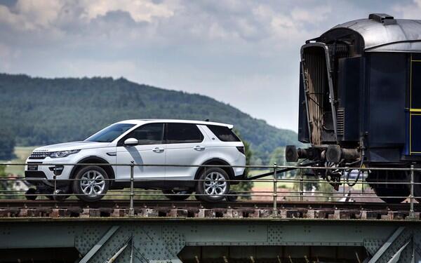 Mobil Menarik Kereta di Swiss