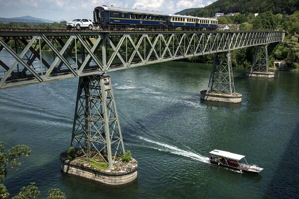 Mobil Menarik Kereta di Swiss
