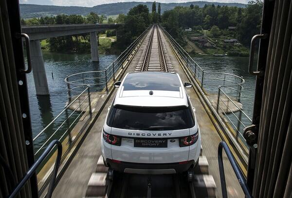 Mobil Menarik Kereta di Swiss