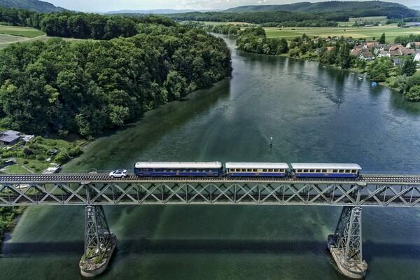 Mobil Menarik Kereta di Swiss