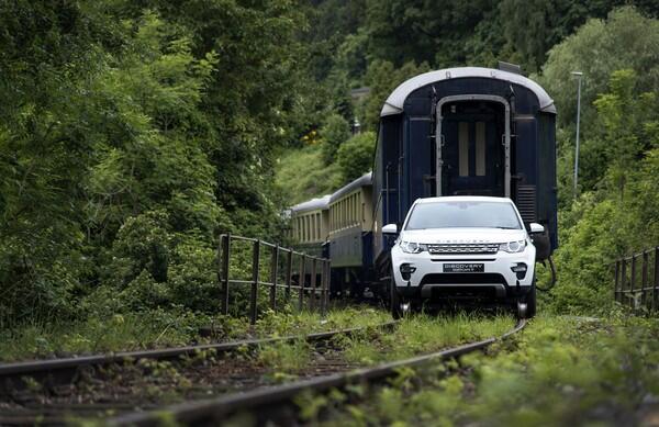 Mobil Menarik Kereta di Swiss