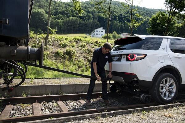 Mobil Menarik Kereta di Swiss