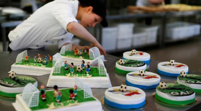 Intip Pembuatan Kue Bertema Euro 2016