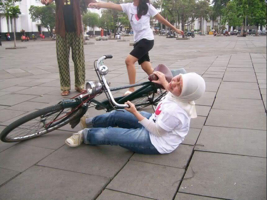 Cengo = ngelamun = diem = bengong =????? (masup dah lo)