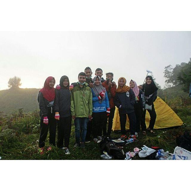 Alay berulah dengan buang sampah sembarangan di gunung!! PANAS GAN!!
