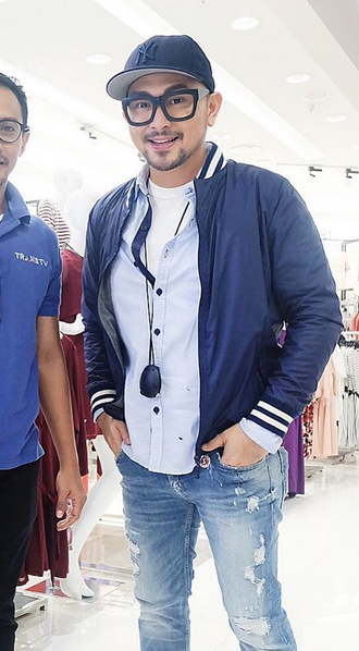 Baju kemeja putih biasa bisa jadi luar biasa