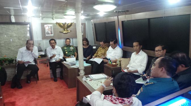 Rapat di Tengah Laut, Jokowi Dikawal 4 Kapal dan 2 Jet Tempur