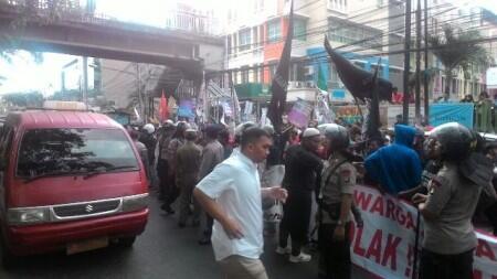Dikawal Polisi, Ahok Lolos dari Kepungan Warga di Penjaringan