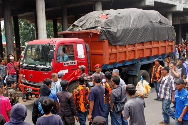 Ahok Polisikan Warga Bekasi Pengadang Truk Sampah