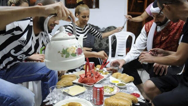 MasyaAllah, Inilah Sosok Pria Non Muslim Yang Rajin Bangunkan Sahur