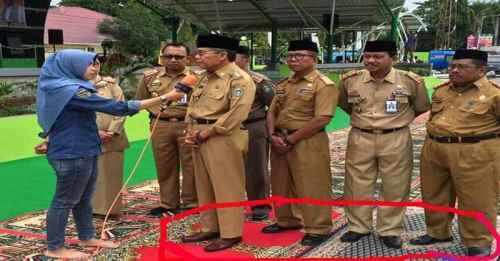 Foto Pejabat Injak Sajadah Pakai Sepatu HebohkanNetizen

