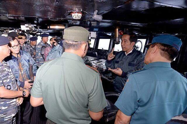 Rapat di Tengah Laut, Jokowi Dikawal 4 Kapal dan 2 Jet Tempur