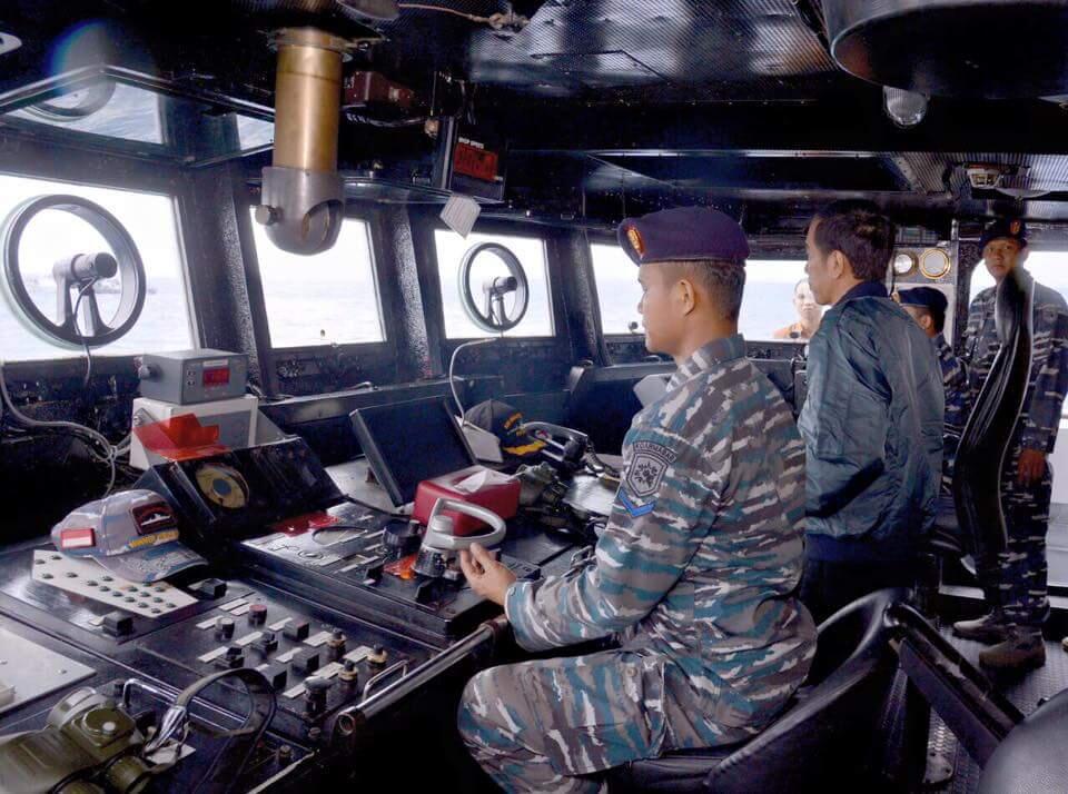 Rapat di Tengah Laut, Jokowi Dikawal 4 Kapal dan 2 Jet Tempur