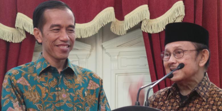 Jokowi Terima Potongan Pertama Tumpeng Ulang Tahun Habibie