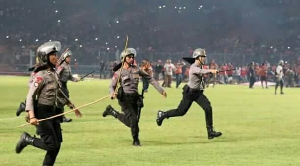 BENTROKAN ANTARA JAKMANIA &amp; POLISI 