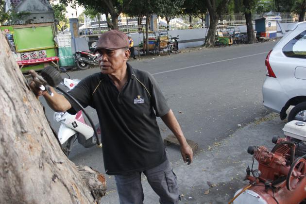 Aiptu Mustamin Bekerja sampingan jadi tukang tambal ban demi menambah pendapatan