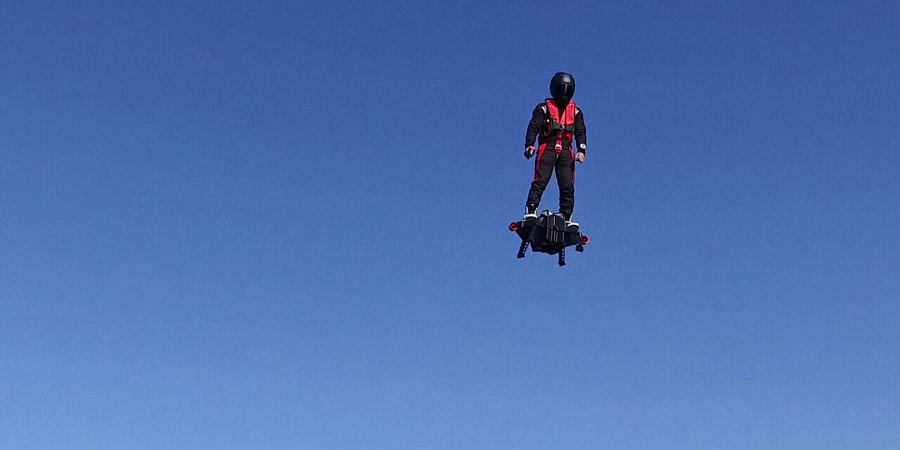 Terbang layaknya burung dimanapun sekarang bukan lagi khayalan, welcome flyboard @air