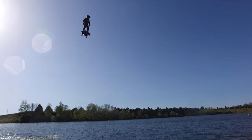 Terbang layaknya burung dimanapun sekarang bukan lagi khayalan, welcome flyboard @air