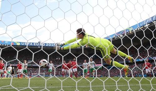 Gol Bunuh Diri Irlandia Utara Bawa Wales ke Perempat Final!