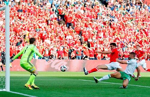 Gol Bunuh Diri Irlandia Utara Bawa Wales ke Perempat Final!