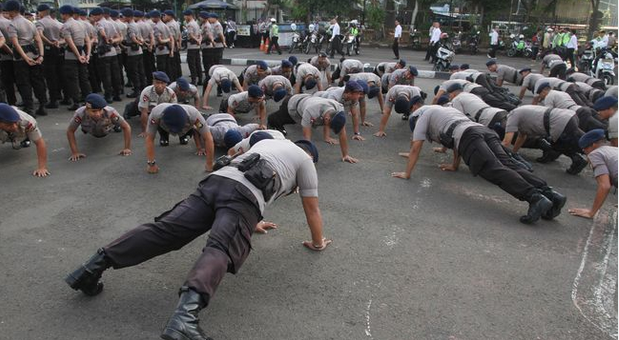 Mau 'Sweeping' Jakmania, 15 Polisi Diamankan Propam