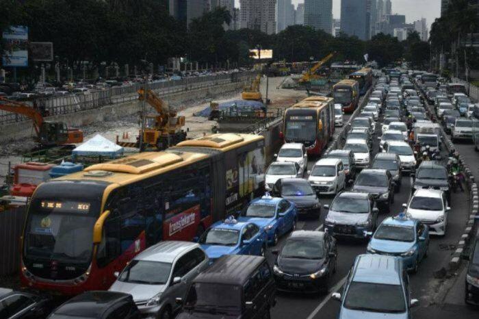 Tekan jumlah kendaraan, Ahok ingin naikkan pajak kendaraan