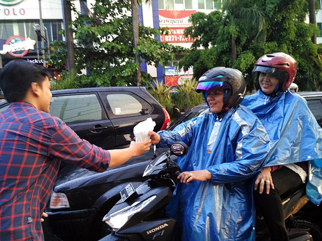 &#91;FR&#93; Militansi Pasukan Cendol Regional Solo Berbagi Kebaikan