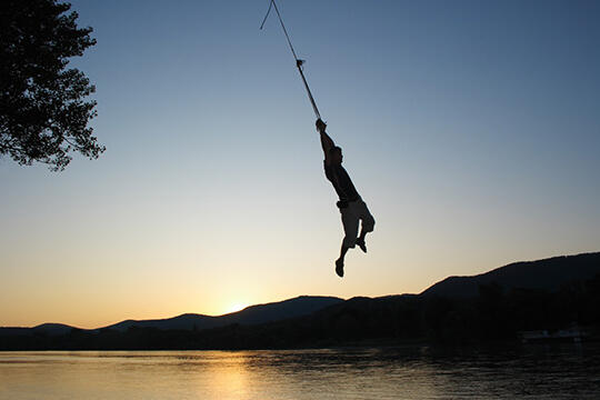 Kenalin Gan “Ropeswing”, Olahraga Bergelantungan Yang Butuh Adrenalin Tinggi