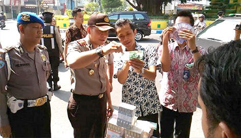 Bisnis Musiman, Jasa Penukaran Uang Menjelang Lebaran, Legalkah?