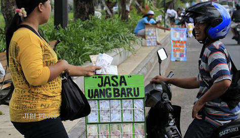 Bisnis Musiman, Jasa Penukaran Uang Menjelang Lebaran, Legalkah?