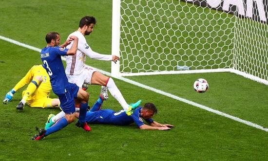 Italia Berhasil Balas Dendam, Spanyol Pulang Kampung