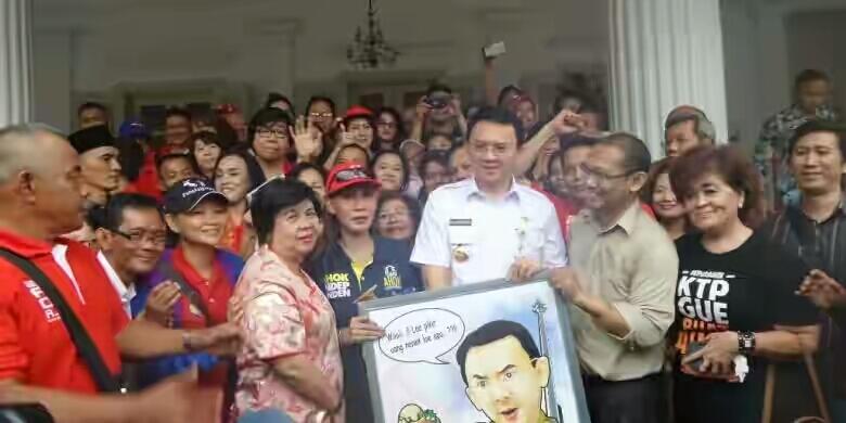 Ahok Terlihat Kikuk Saat Disambut Relawan dengan Nyanyian Ulang Tahun