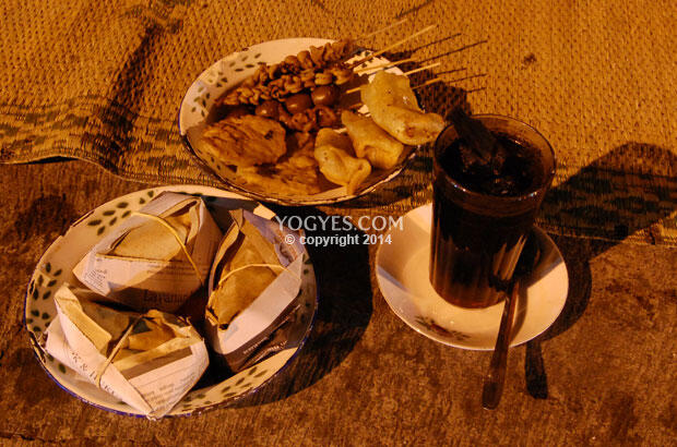 10 ANGKRINGAN KONDANG Tempat Bernostalgia Kala Pulang ke Jogja