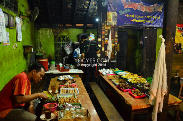 10 ANGKRINGAN KONDANG Tempat Bernostalgia Kala Pulang ke Jogja