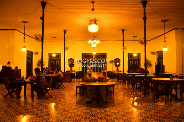 10 ANGKRINGAN KONDANG Tempat Bernostalgia Kala Pulang ke Jogja