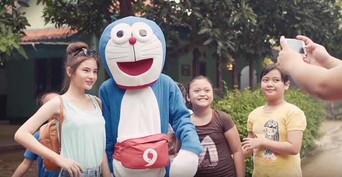 Belum Terjawab, Misteri Cewek Blasteran Cakep Yang Foto Bareng Doraemon