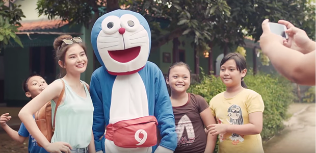 Belum Terjawab, Misteri Cewek Blasteran Cakep Yang Foto Bareng Doraemon