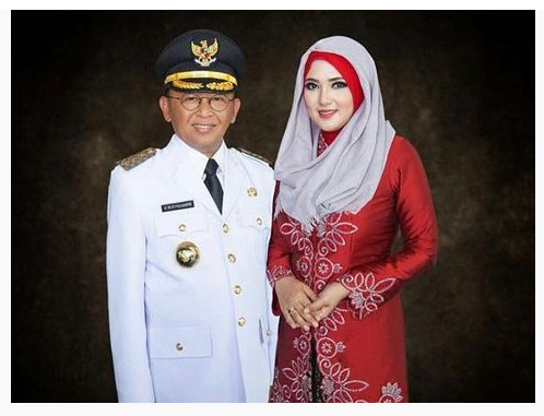 Foto: Gaya Hijab Feminin Istri Bupati Sumenep, Nurfitriana