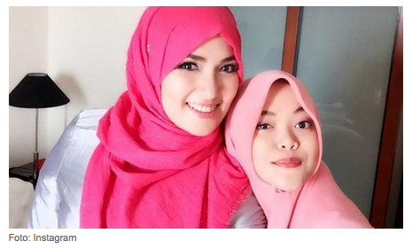 Foto: Gaya Hijab Feminin Istri Bupati Sumenep, Nurfitriana