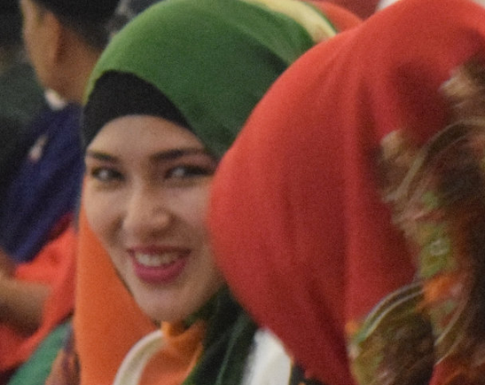 Foto: Gaya Hijab Feminin Istri Bupati Sumenep, Nurfitriana