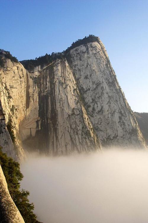 Berani Nggak Naik ke Jalur Hiking Paling Berbahaya di Cina ini?