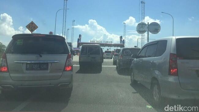 Pemudik Padati 'Brexit', Kemacetan Mengular 6 Km