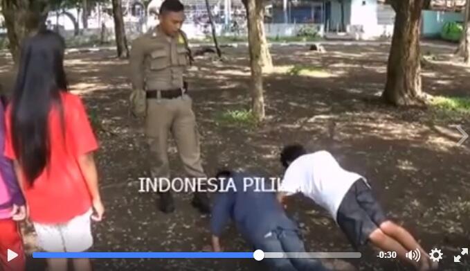 Anak-anak SD ini lagi pacaran, ketangkep satpol PP, disuruh push-up :ngakak