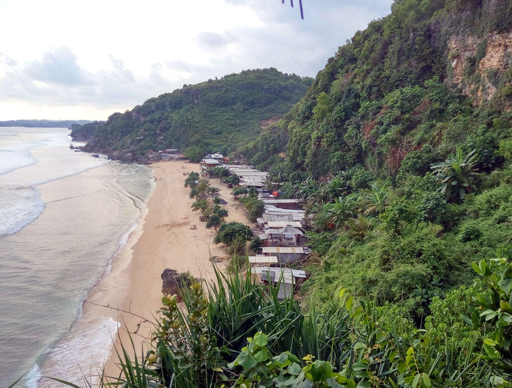 PANTAI POK TUNGGAL, SURGA BERPASIR PUTIH DIBALIK PERBUKITAN