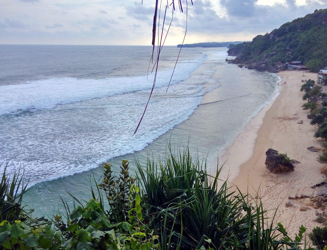 PANTAI POK TUNGGAL, SURGA BERPASIR PUTIH DIBALIK PERBUKITAN