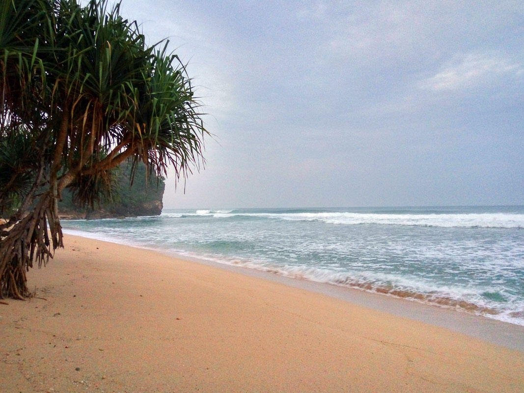PANTAI POK TUNGGAL, SURGA BERPASIR PUTIH DIBALIK PERBUKITAN