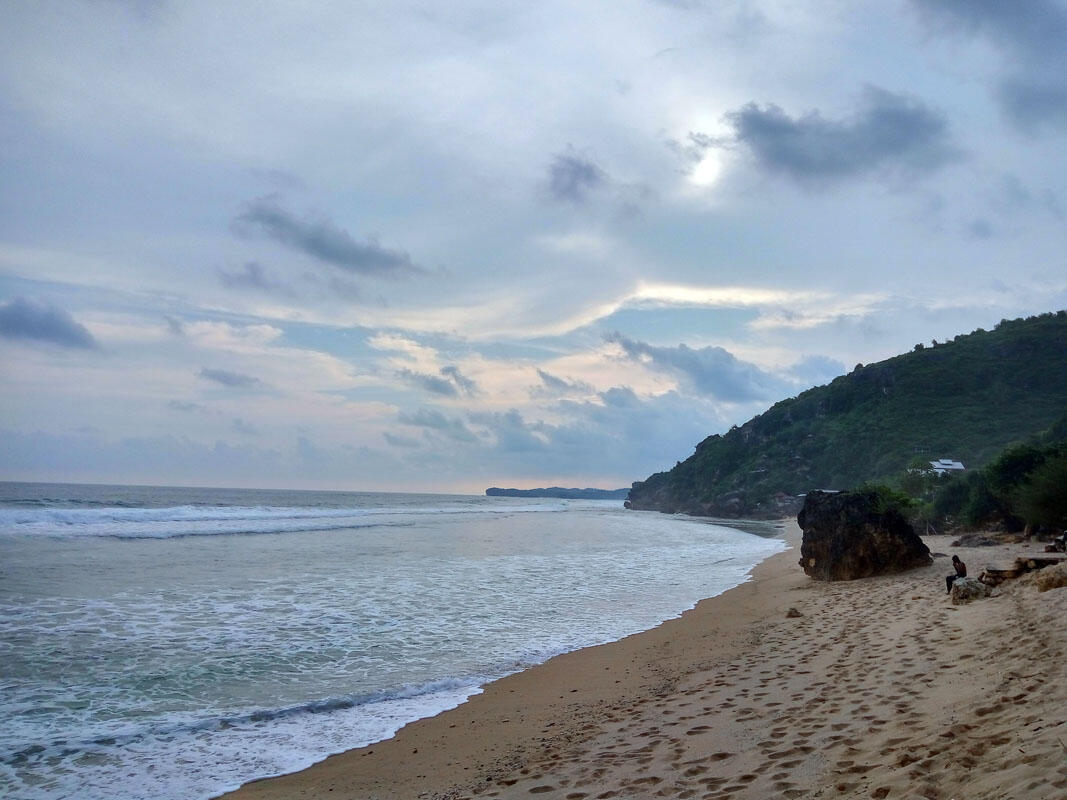 PANTAI POK TUNGGAL, SURGA BERPASIR PUTIH DIBALIK PERBUKITAN