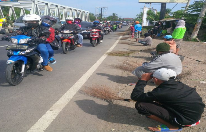 Takut Terkena Bala, Polisi Biarkan Aktivitas Pengemis di Jembatan Sewo