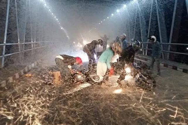 Bukan Adegan Film, Jutaan Laron Ini Ada di Jembatan Mengkreng


